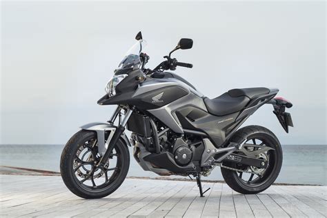 The NC750X DCT is a versatile and powerful 750cc motorcycle with an automatic Dual Clutch Transmission (DCT) and a lockable, weather-resistant storage compartment. It has a parallel-twin engine, Selectable Torque Control (HSTC), and a low-profile windscreen. Explore its features, specs, gallery, and offers on the official Honda website. 